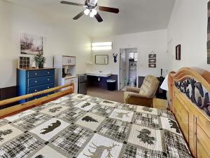 a bedroom with a bed and a kitchen with a ceiling fan at Mountain View Buck Deer Cabinette in Alto