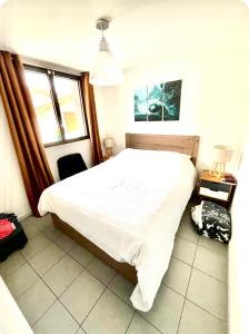 a bedroom with a large white bed and a window at La Skibelle Orelle-ValThorens- Sauna & bain nordique in Orelle