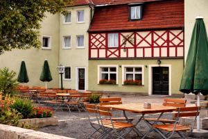 a group of tables and chairs in front of a building at Grüner Baum in Bad Staffelstein