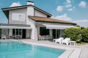 a villa with a swimming pool and a house at Riva Serena - Appartamento Oasi in Castelnuovo del Garda