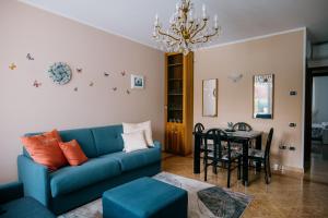 a living room with a blue couch and a table at Riva Serena - Appartamento Oasi in Castelnuovo del Garda