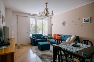a living room with a blue couch and a table at Riva Serena - Appartamento Oasi in Castelnuovo del Garda