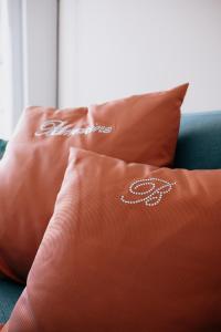 an orange pillow sitting on top of a couch at Riva Serena - Appartamento Oasi in Castelnuovo del Garda +24 photos