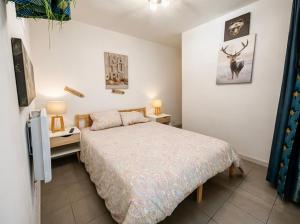 a bedroom with a bed and two night stands and two lamps at La Skibelle Orelle-ValThorens- Sauna & bain nordique in Orelle