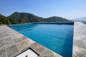 a swimming pool with mountains in the background at Onehouse Resort Lansdowne in Lansdowne