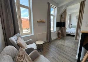 a living room with a couch and a bedroom at Studio cosy Amiens in Amiens