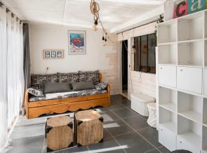 a living room with a couch in a room at La Skibelle Orelle-ValThorens- Sauna & bain nordique in Orelle