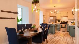 a kitchen and dining room with a table and chairs at Maison meublée et équipée, clé en main pour séjours 31 jours et plus! in Quebec City