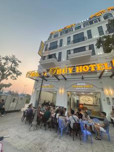 a group of people sitting at tables outside of a restaurant at THANH THỦY HoTel in Hà Tiên