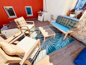 a living room with chairs and a couch at Casa Alma Serena in Batalha