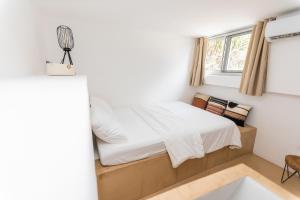 a small bedroom with a bed and a window at Appartement T2 atypique de standing in Pointe-Noire