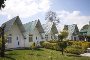 a row of white houses with metal roofs at #1 Jardín de las cabanas in San Pedro Carchá