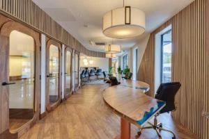 a conference room with a wooden table and chairs at P1 The Warren Abersoch in Llanbedrog +39 photos