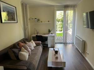 a living room with a couch and a table at Ferienwohnung Calluna in Buchholz in der Nordheide