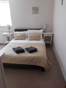 a bedroom with a bed with two towels on it at City Apartment with Rural Charm in Aberdeen