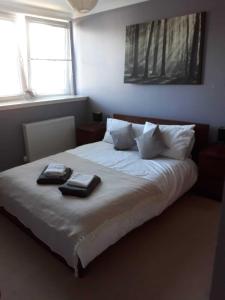 a bedroom with a bed with two towels on it at City Apartment with Rural Charm in Aberdeen