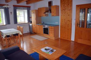 HOCHFICHTBLICK Apartments في أليتشيسبيرغ: غرفة معيشة مع طاولة ومطبخ مع طاولة بلياردو