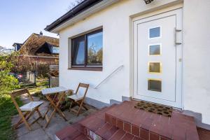 a house with two chairs and a door at Ferienwohnung Schack in Hoisdorf
