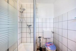 a bathroom with a shower and a toilet and a tub at Ferienwohnung Schack in Hoisdorf +11 photos