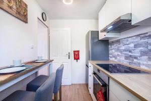 a kitchen with a counter and some chairs in it at Ferienwohnung Schack in Hoisdorf