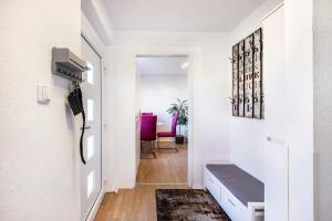 a hallway with a door leading to a dining room at Ferienwohnung Schack in Hoisdorf