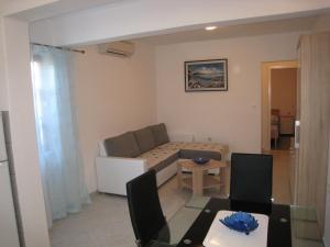 sala de estar con sofá y mesa en Apartments Karuso, en Kampor
