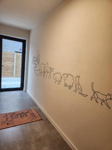 a room with a wall with cats decals on it at 't Ossenhoekske in Sint-Niklaas +47 photos