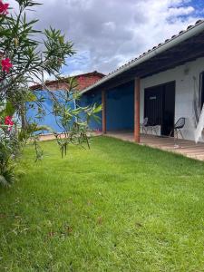a backyard of a house with a green lawn at Pousada Morada Nobre in Barreirinhas