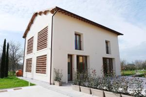 a white house with a lot of windows at Il fienile del borgo in Prato
