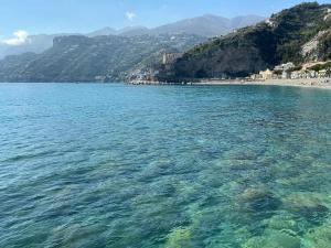 un grande specchio d'acqua vicino a una spiaggia di Hotel De Rosa a Maiori