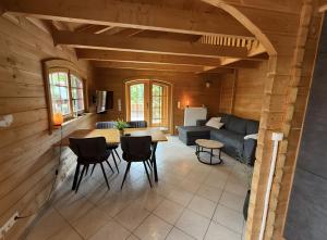 a living room with a table and a couch at Idylle Ferienhaus Ems in Walchum