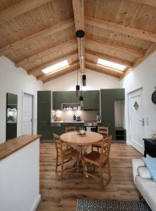 a kitchen and dining room with a table and chairs at Appartment am Angerweg in Warngau