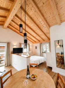 a room with a dining table and a bed at Appartment am Angerweg in Warngau