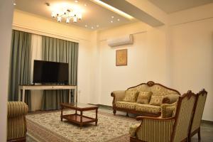 a living room with a couch and a tv at Motel Victoria Sky in Erbil
