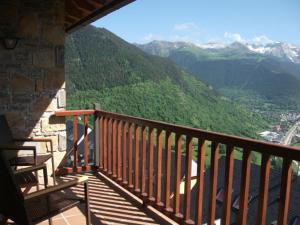 balcón de madera con vistas a la montaña en Apartamento Mont, en Mont