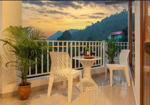 a balcony with a table and chairs on a balcony at Silver Crest Hotel Kasauli in Kasauli