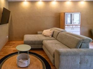 a living room with a couch and a table at KUNSTapARTment in Kallmünz