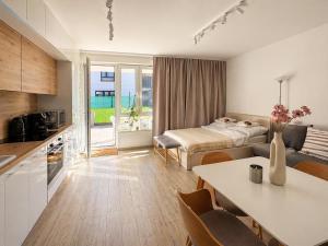 a kitchen and living room with a bed and a table at Augustowskie Apartamenty Blisko Jezior i Lasów oraz Bezpłatny parking in Augustów
