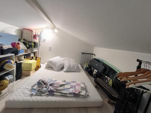 a small room with a bed and a suitcase at Maison Tarnos in Tarnos