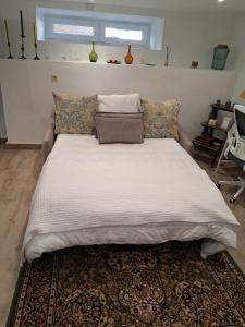 a large bed in a bedroom with a rug at La Casa del Río in Porto do Son