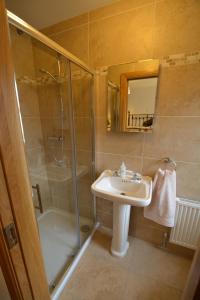 a bathroom with a sink and a shower at Woodvilla Lodge in Kilmore