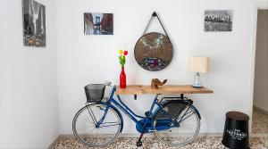 a blue bike in a room with a table and a mirror at Pichouse Brianza Varedo in Bovísio-Masciago Milanese