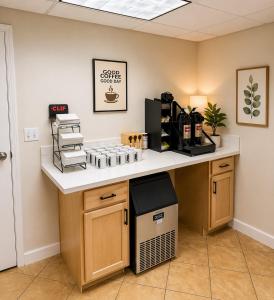 eine Theke mit einer Kaffeestation in einem Zimmer in der Unterkunft The Alcala Hotel Mission Valley Seaworld in San Diego