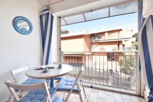 a balcony with a table and chairs and a window at Piccolo Loft Sabbia e Sassi in Marina di San Vito +15 photos
