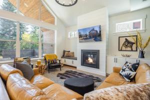 a living room with a couch and a fireplace at Cabin, Bonus Suite, Suncadia Pool Access in Cle Elum