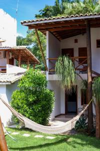 a hammock in front of a house at Pousada Tetiaroa in Barra Grande
