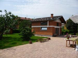 a brick house with a bench in front of it at B&B Gatto Rosso in Sandigliano