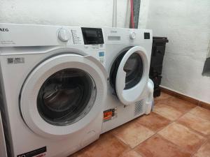 a washing machine and a dryer sitting next to each other at La posada del Mozarabe in Alquife