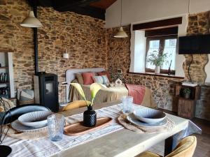 a living room with a table and a bed at MINI PICONEIRO II in Pravia