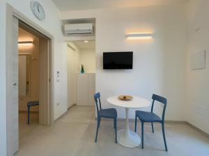 a room with a table and two chairs and a tv at La Casa sulla Spiaggia Torre San Giovanni - Coste del Sud it in Torre San Giovanni Ugento +30 photos